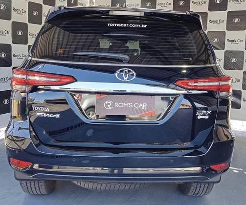 TOYOTA HILUX SW4 2.8 D-4D TURBO DIESEL SRX 7L 4X4 AUTOMÁTICO